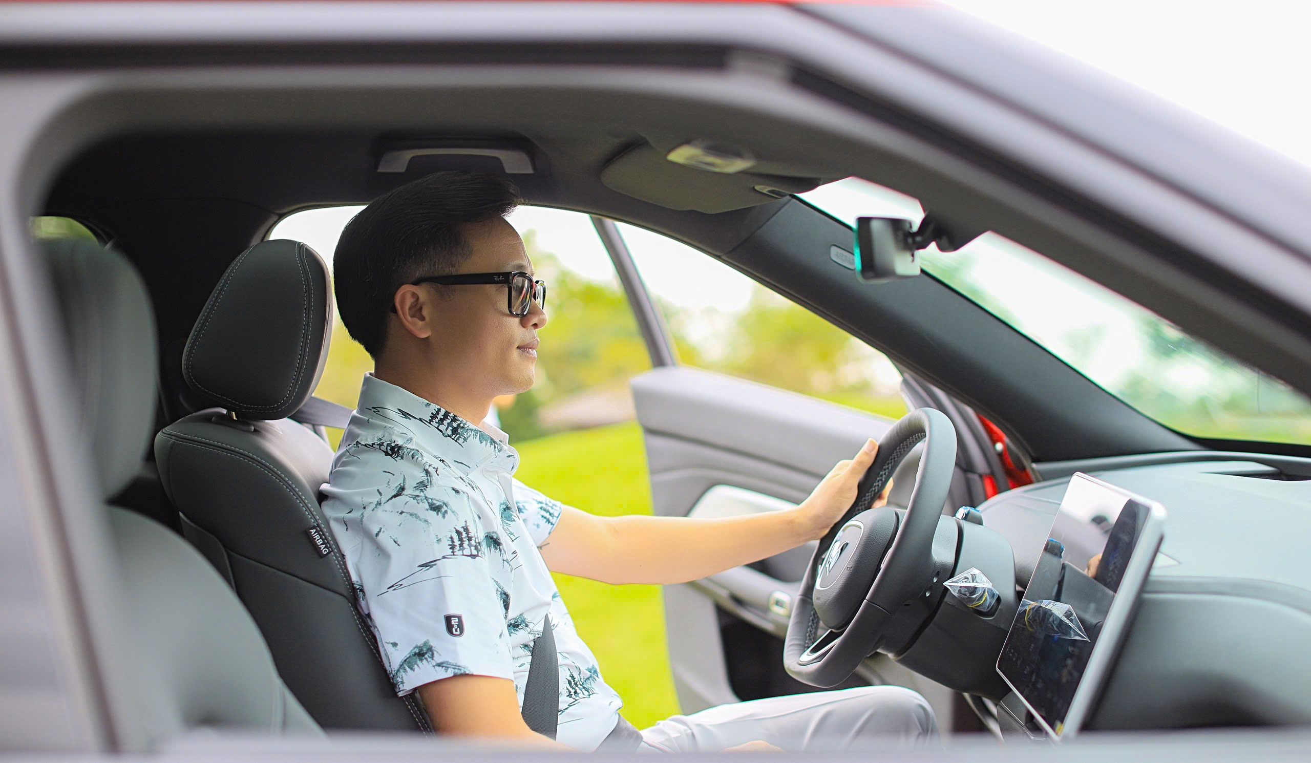Dương bên chiếc xe trên hành trình